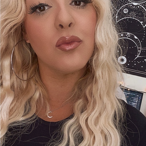 Meet your Posher, Nicole - Picture 3 of 4